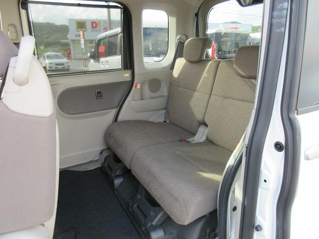 助手席後ろ、リアシートより