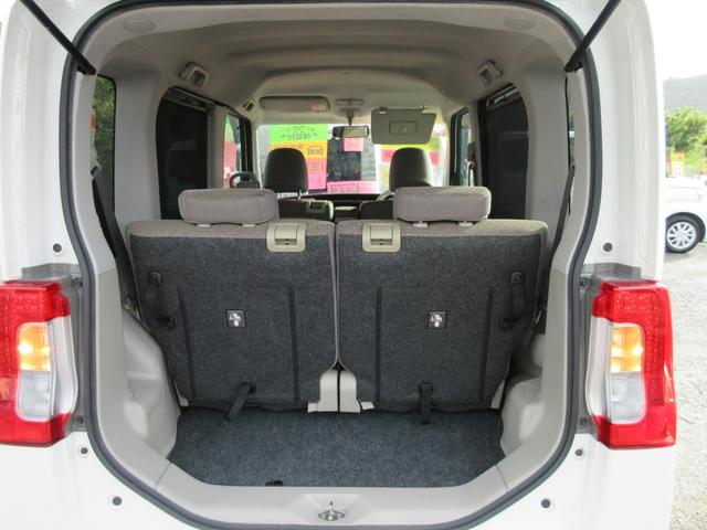 リアゲートＯＰＥＮ！リアシートそのままでも十分な荷室の広さ。