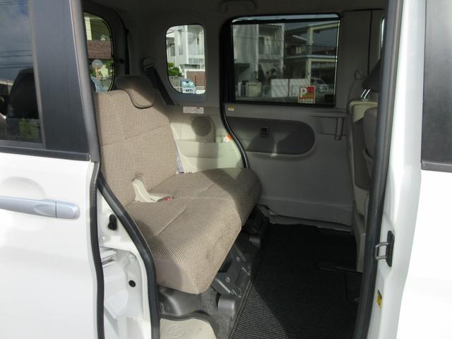 運転席後ろ、リアシートより。