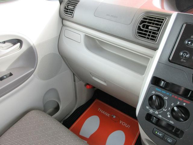助手席前の収納も豊富です→
