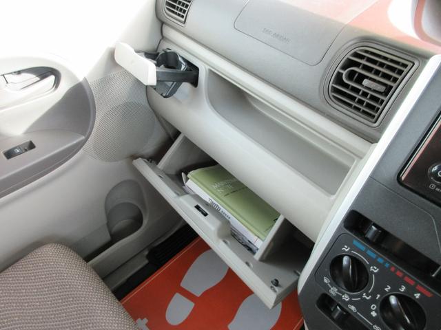 助手席前の収納も豊富！グローブＢＯＸ内、その上小物置きとして◎ドリンクホルダー×１ドアポケットには５００ｍｌペットボトルが入るホルダー付き