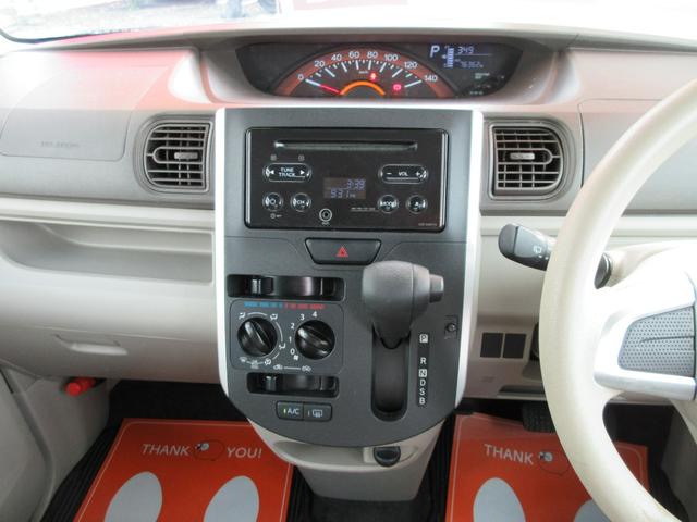 センターパネルより、上からセンターメーター、純正ＣＤオーディオ、エアコンパネル、ハンドルの位置に近く便利なインパネＡＴシフトまわり。