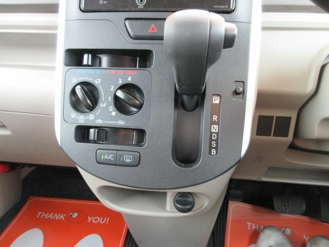 オーディオ下にはエアコンパネル、ハンドルの位置に近く便利なインパネＡＴシフトまわり。