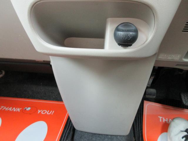 ＡＴシフトさらに下には小物入れ＆１００ｖシガーソケット電源。