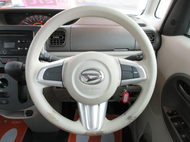 ステアリングまわり、メーターはセンターメーターで見やすいです。