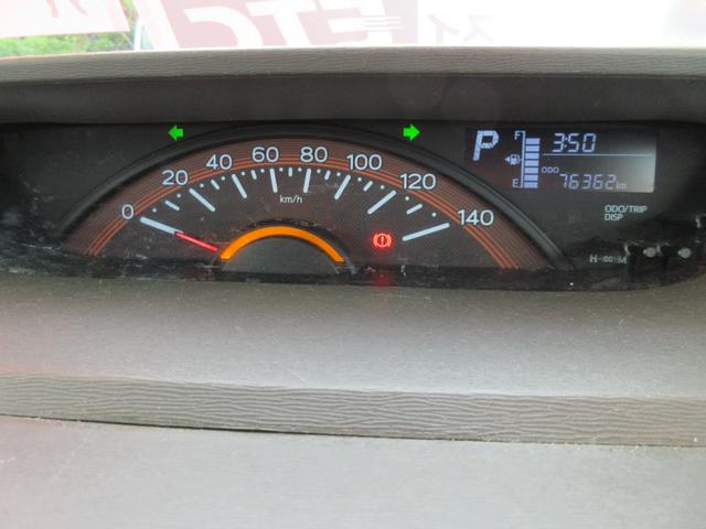 センターメーターは低燃費運転時→グリーン、停車時・通常走行時→アンバー色に変化し低燃費運転ができます。