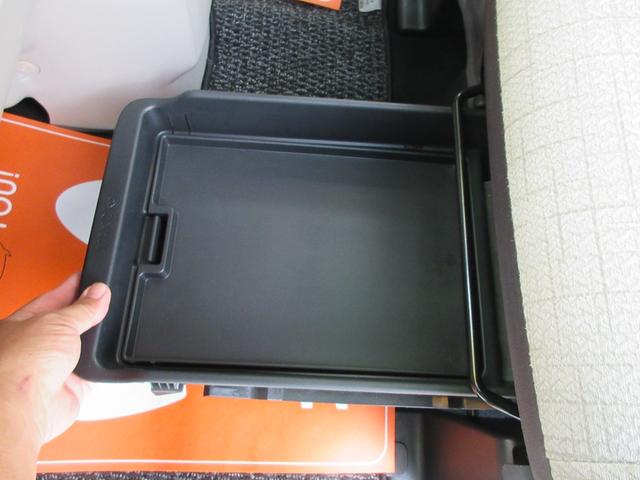 助手席座面下には引き出しタイプ小物入れ収納があり便利です。