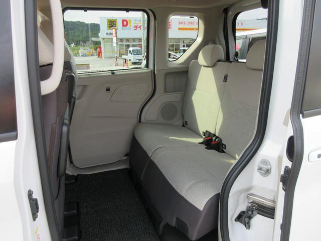 助手席後ろ、リアシートより、リアシートは前後にスライド＆リクライニング＆フルフラット荷室モードにもできます。