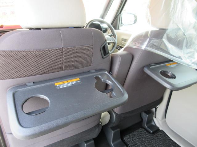 リアシートの前にはテーブルとしても使え、ドリンクホルダー付き！折りたたみ可能。