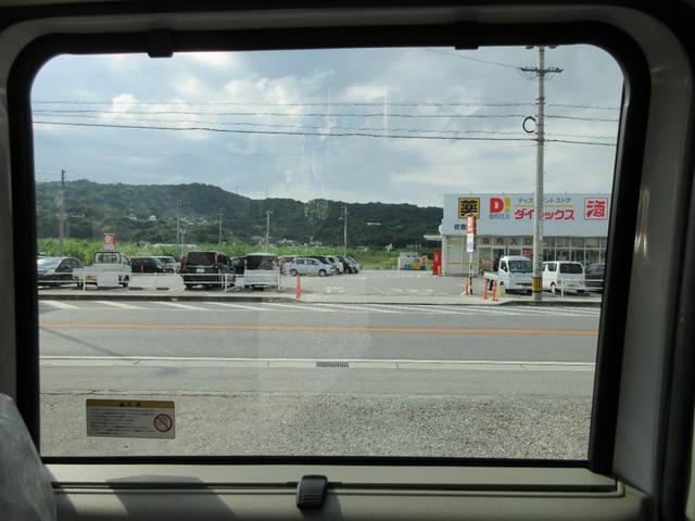 リアドア窓には、沖縄の眩しい日差しをカットするロールサンシェード付き（サンシェードＯＦＦ）