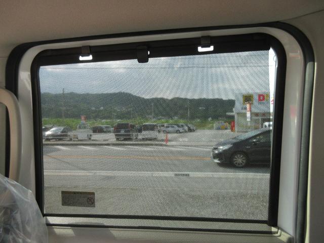 リアドア窓には、沖縄の眩しい日差しをカットするロールサンシェード付き（サンシェードＯＮ）