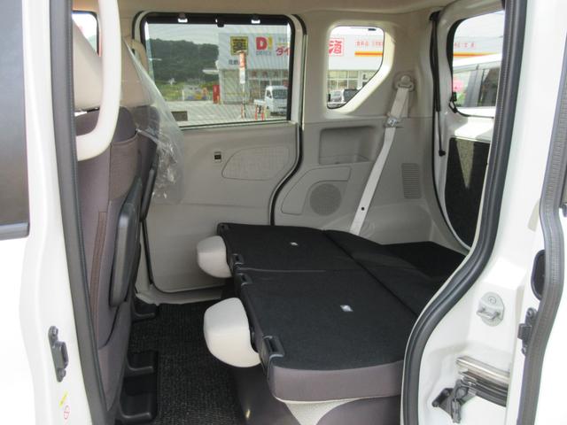 助手席後ろ、リアシートより、リアシートは前後にスライド＆リクライニング＆フルフラット荷室モードにもできます。