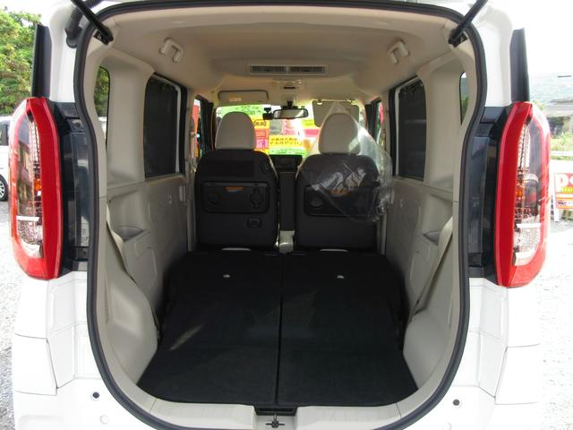 リアゲートＯＰＥＮ！リアシートを前に倒し、フラット荷室モードへ。