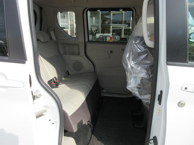 運転席後ろ、リアシートより。