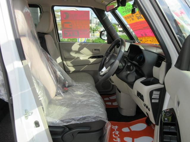 運転席シートより、座面の高さ調整できるシートリフター付き、アームレスト付き