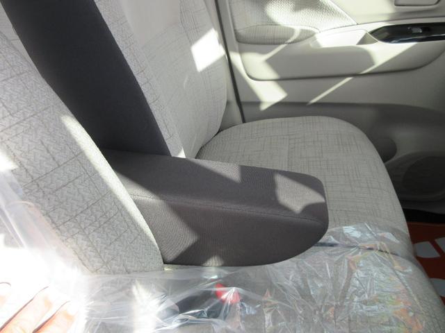 運転席シートより、座面の高さ調整できるシートリフター付き、アームレスト付き