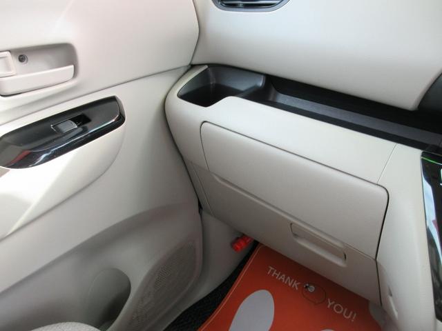 助手席前の収納も豊富→
