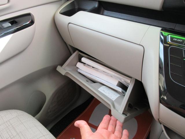 助手席前の収納も豊富！グローブＢＯＸ内、その上小物入れ引き出し、その上、小物置きテーブル、ドリンクホルダー×１☆ドアポケットには５００ｍｌペットボトルが入るホルダー付き