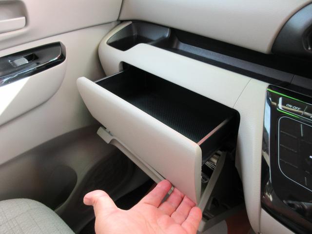 助手席前の収納も豊富！グローブＢＯＸ内、その上小物入れ引き出し、その上、小物置きテーブル、ドリンクホルダー×１☆ドアポケットには５００ｍｌペットボトルが入るホルダー付き