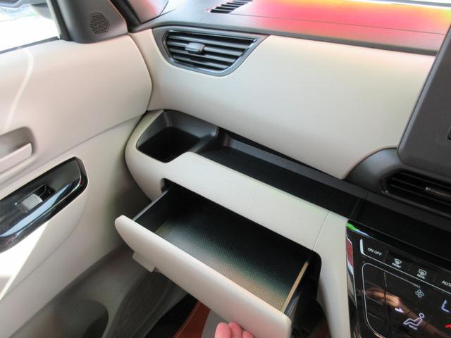 助手席前の収納も豊富！グローブＢＯＸ内、その上小物入れ引き出し、その上、小物置きテーブル、ドリンクホルダー×１☆ドアポケットには５００ｍｌペットボトルが入るホルダー付き