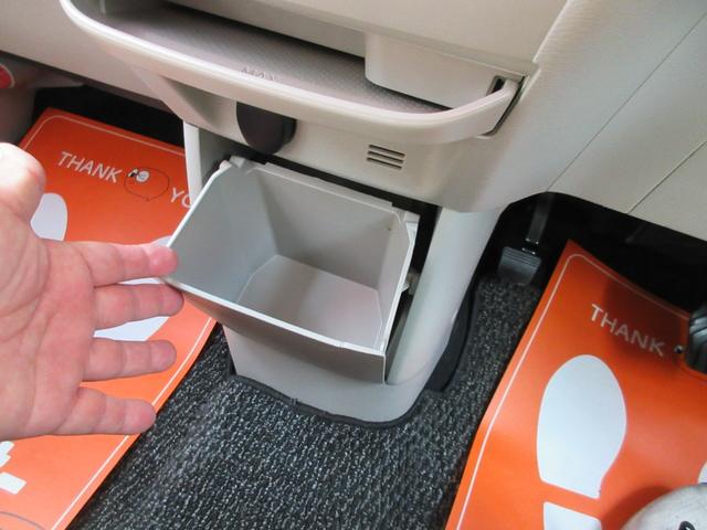 さらに下にも小物入れ付き