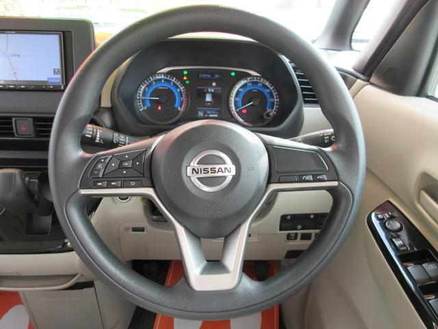 ステアリングまわり、左ステリモはオーディオ、右はスマホ操作スイッチ