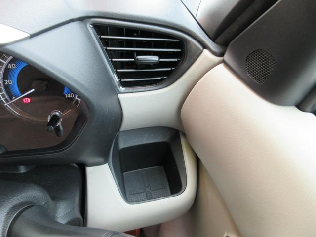 運転席右側より、よく使うドリンクホルダーの位置が優秀です。