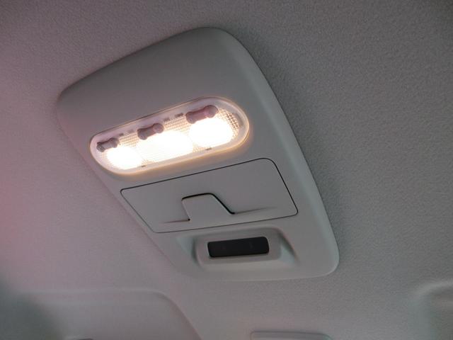 ルームライトは３つ点灯！カード入れ