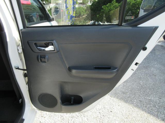 運転席後ろ、リアドアパネルもキレイ