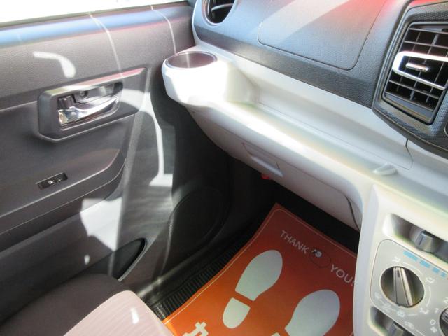 助手席前の収納も豊富です→