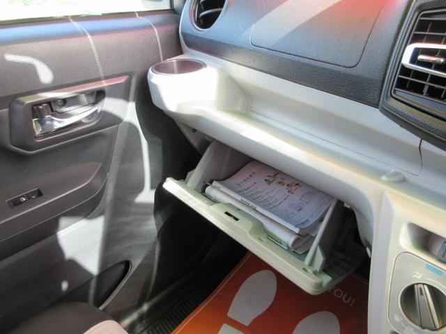 助手席前の収納も豊富、グローブＢＯＸ、その上小物置きとしてＧＯＯＤ！ドリンクホルダー×１☆ドアポケット付き