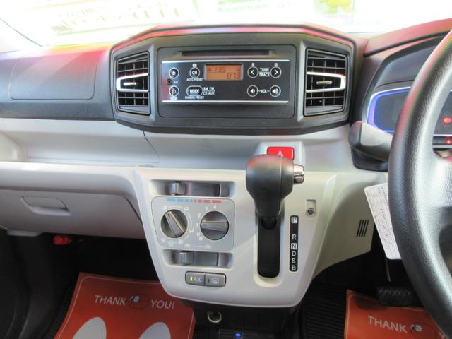 センターパネルより、上から純正ＣＤ・ＡＵＸ・ＦＭＡＭオーディオ、エアコンパネル、ハンドルの位置に近く便利なインパネＡＴシフトまわり。