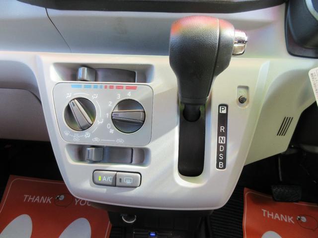 オーディオ下には、エアコンパネル、ハンドルの位置に近く便利なインパネＡＴシフトまわり。