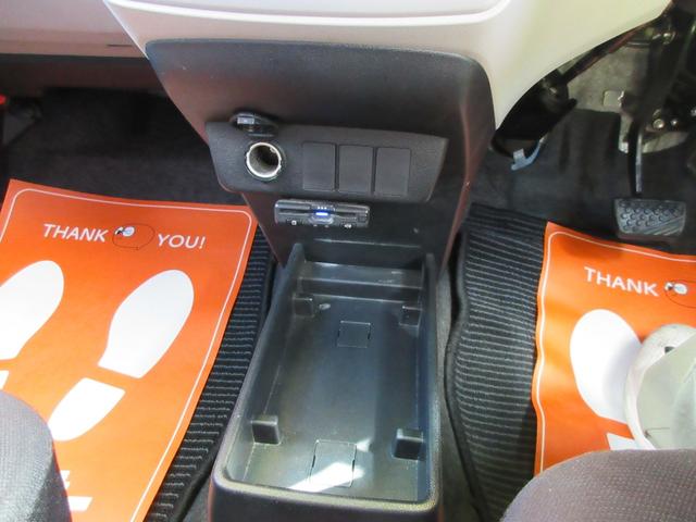 ＡＴシフト下にはカバン等も置ける小物置き付き、１００ｖシガーソケット電源、ＥＴＣはこちらにあります。