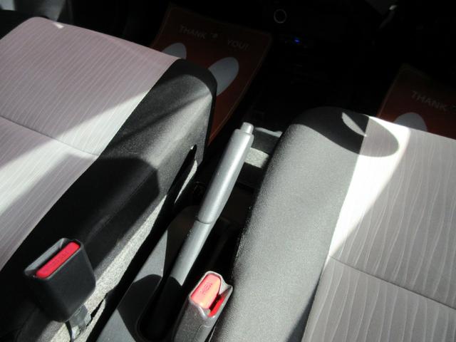 サイドブレーキは手で引くタイプです。