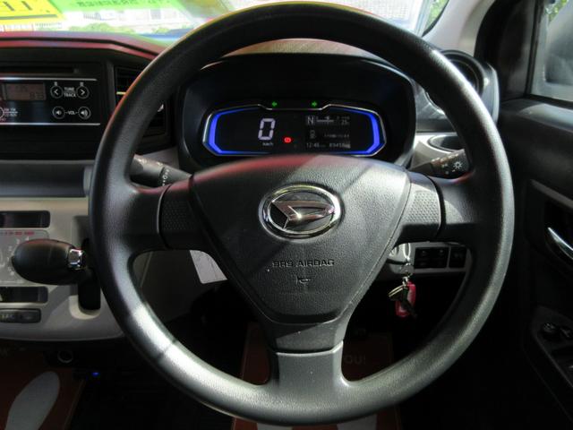 ステアリングまわり、メーター内には低燃費運転時→グリーン、停車時・通常走行時→ブルーに色が変わり、低燃費運転をアシストしてくれます。