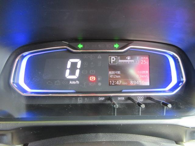 メーター内には低燃費運転時→グリーン、停車時・通常走行時→ブルーに色が変わり、低燃費運転をアシストしてくれます。