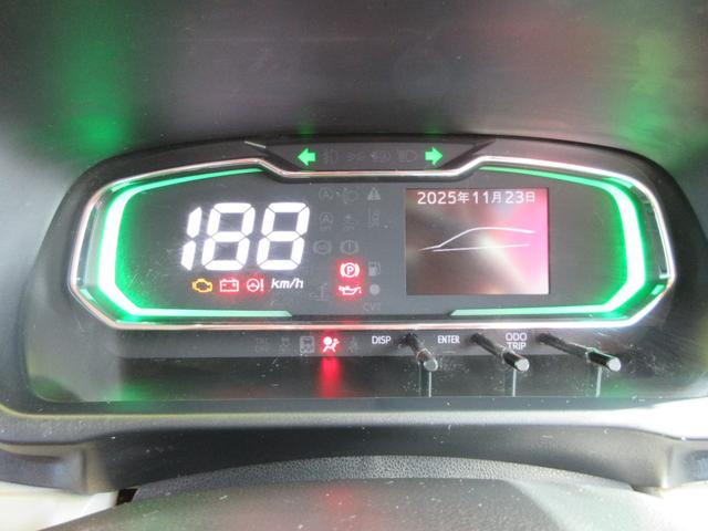 メーター内には低燃費運転時→グリーン、停車時・通常走行時→ブルーに色が変わり、低燃費運転をアシストしてくれます。