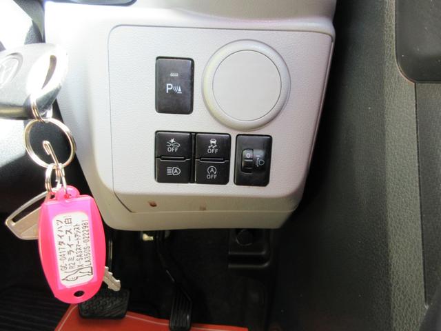 運転席右側より、パーキングアシスト→前後クリアランスソナー付き、他各種スマートアシストスイッチ類。