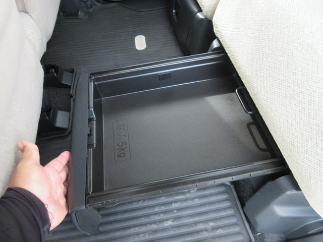リアシートの座面下には便利な引き出しタイプ収納ＢＯＸ付きで便利。