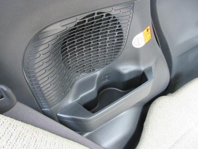 リアシート左右にはドリンクホルダーあります。