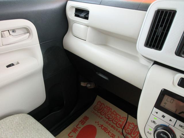 助手席前の収納も豊富→