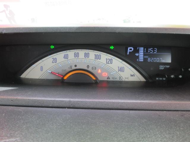 メーター内には低燃費運転時→グリーン、停車時・通常走行時→アンバー色に変化し、低燃費運転をアシストしてくれます。