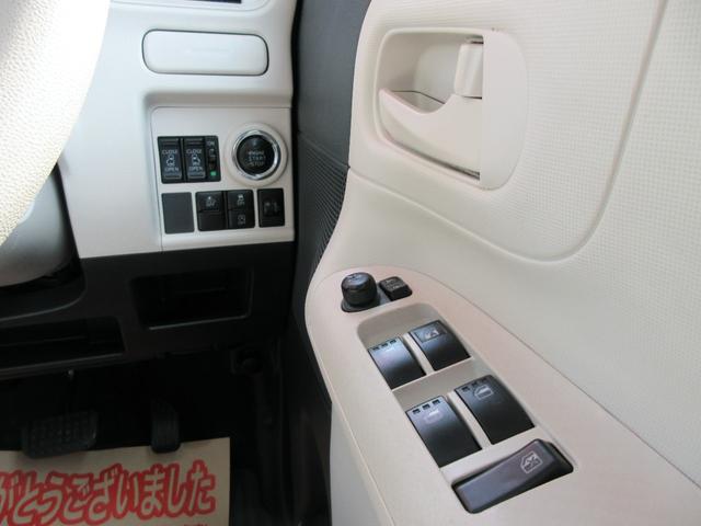 運転席右側より、エンジン・プッシュスタート、両側パワースライドドアスイッチ、ＳＡＩＩスマートアシスト先進安全装備の各種操作スイッチ類。