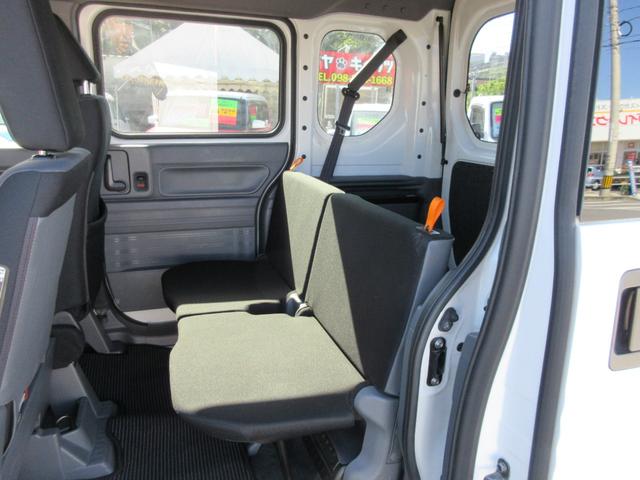 助手席後ろ、リアシートより。