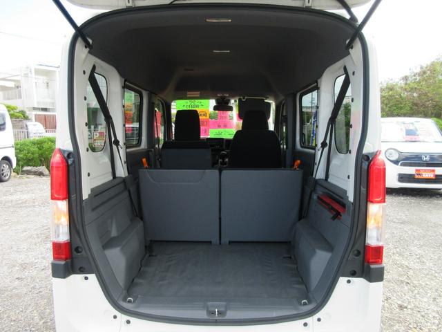 リアゲートＯＰＥＮ！リアシートそのままでも十分な荷室の広さ。