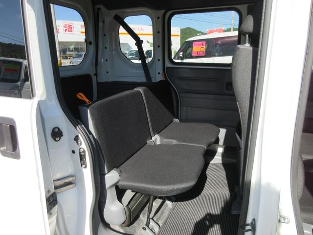 運転席後ろ、リアシートより。