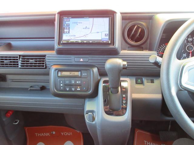 センターパネルより、７インチナビ、操作性・見た目もＧＯＯＤなフルオートエアコン、ハンドルに近く便利なインパネＡＴシフトまわり。