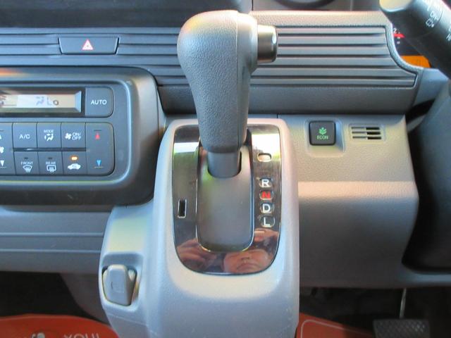 ハンドルに近く便利なインパネＡＴシフトまわり。