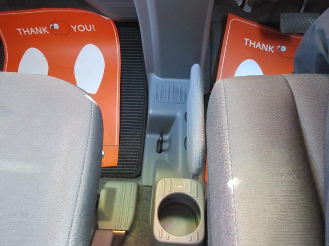 シート間のコンソール、ドリンクホルダー×１
